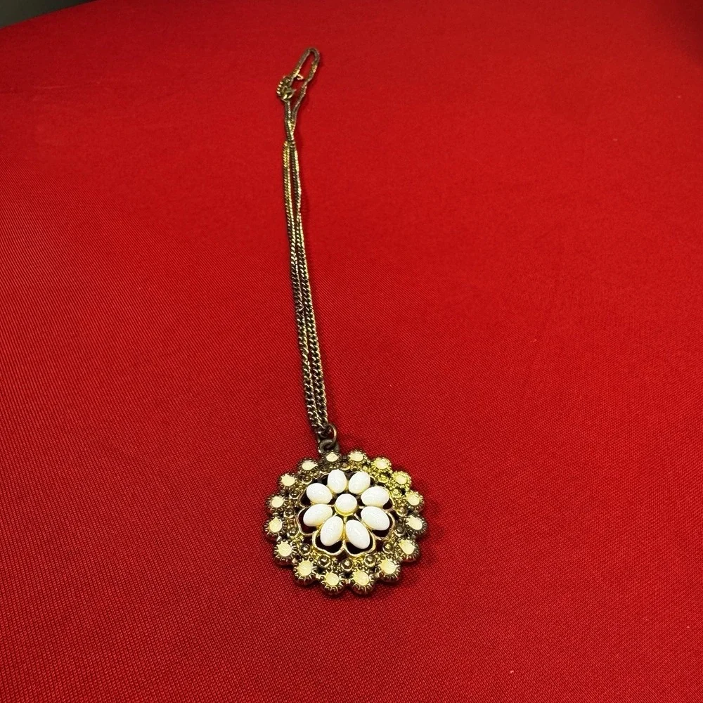 Vintage Gold Tone White Flower Necklace‎